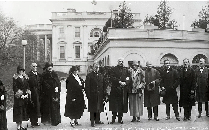 Гастроли в США. Артисты МХАТ перед Белым домом. 20 марта 1924 г.