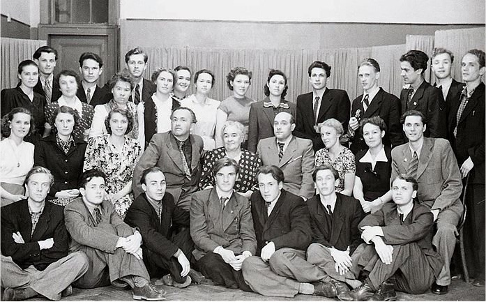 О.Л. Книппер-Чехова с выпускниками  Школы-студии им. Вл.И. Немировича-Данченко. Выпуск 1955 г. Среди студентов Г.Б. Волчек, Л.И. Иванова, И.В. Кваша