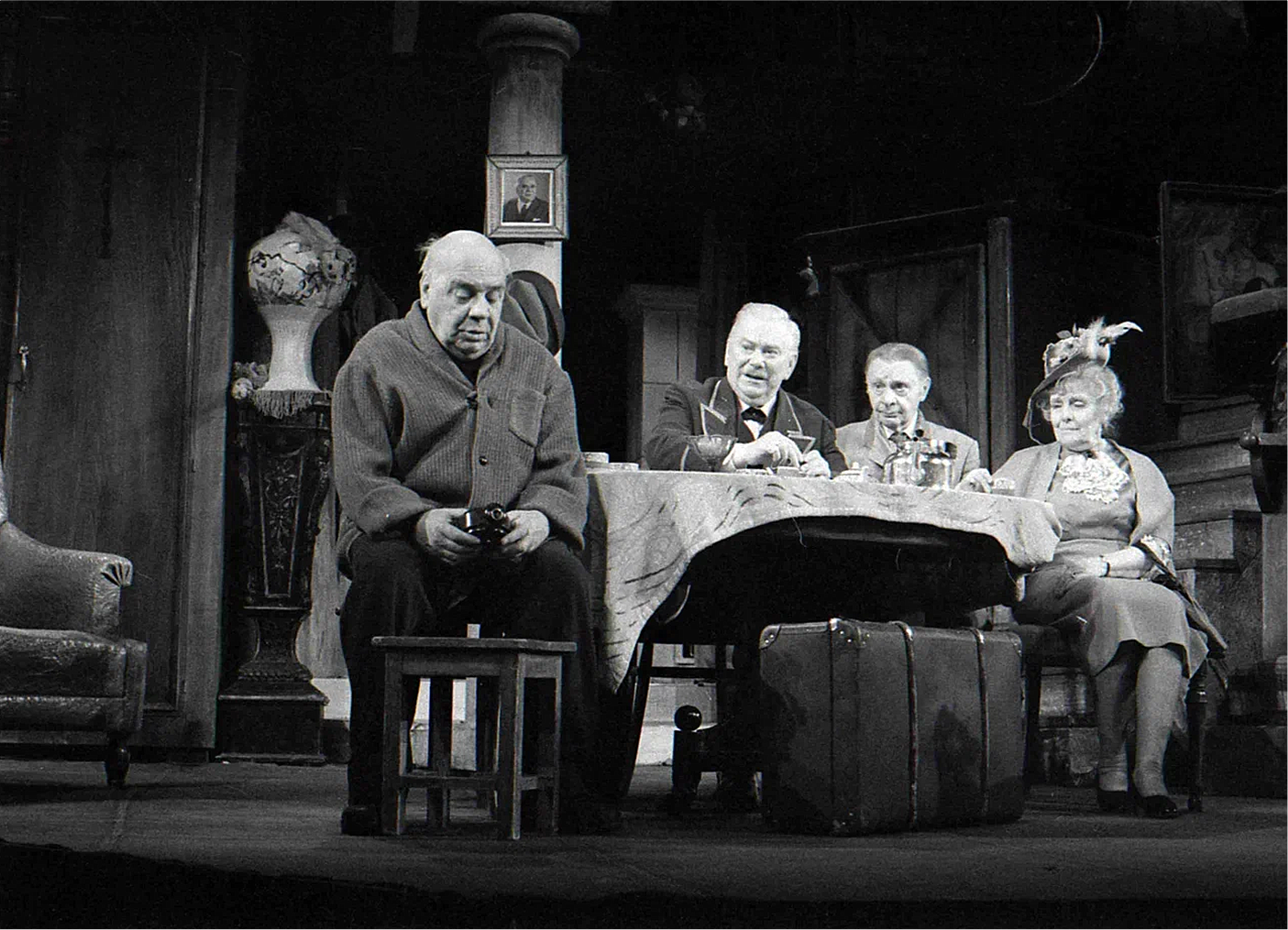 «Соло для часов с боем», 1973 г.  Сцена из спектакля. Райнер –А.Н. Грибов, Франтишек Абель – М.М. Яншин, Хмелик – М.И. Прудкин, Пани Конти – О.Н. Андровская