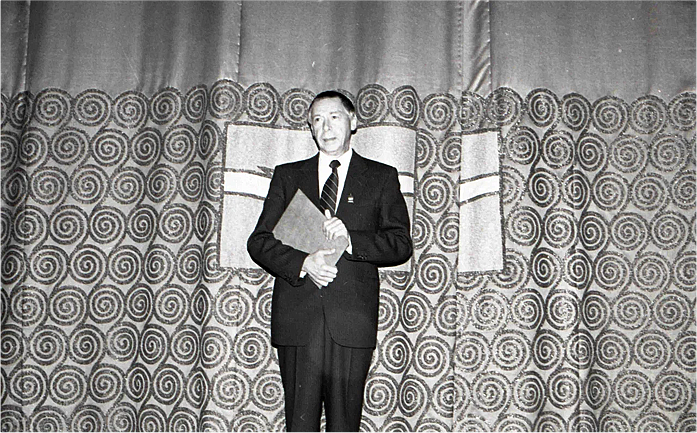 80-летний юбилей МХАТ. 27 окт.1988 г. О.Н. Ефремов открывает премьеру спектакля «Московский хор»