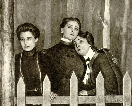 Спектакль «Три сестры», 1901 г. Маша – О. Книппер, Ольга – М. Савицкая, Ирина – Н. Литовцева