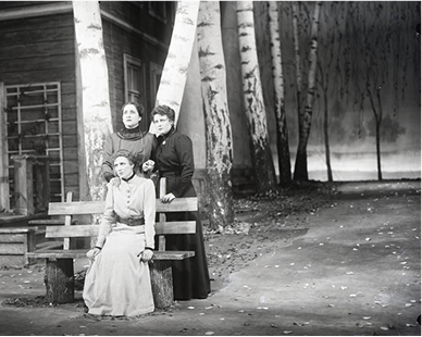 «Три сестры»,  1940 г. IV действие. Сцена из спектакля. Ирина – А.О. Степанова, Ольга – К.Н. Еланская, Маша – А.К. Тарасова