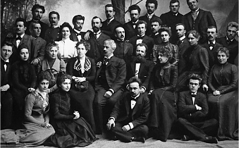 Труппа Художественного театра с К.С. Станиславским и Вл.И. Немировичем-Данченко перед театром Эрмитаж, 1898 г.